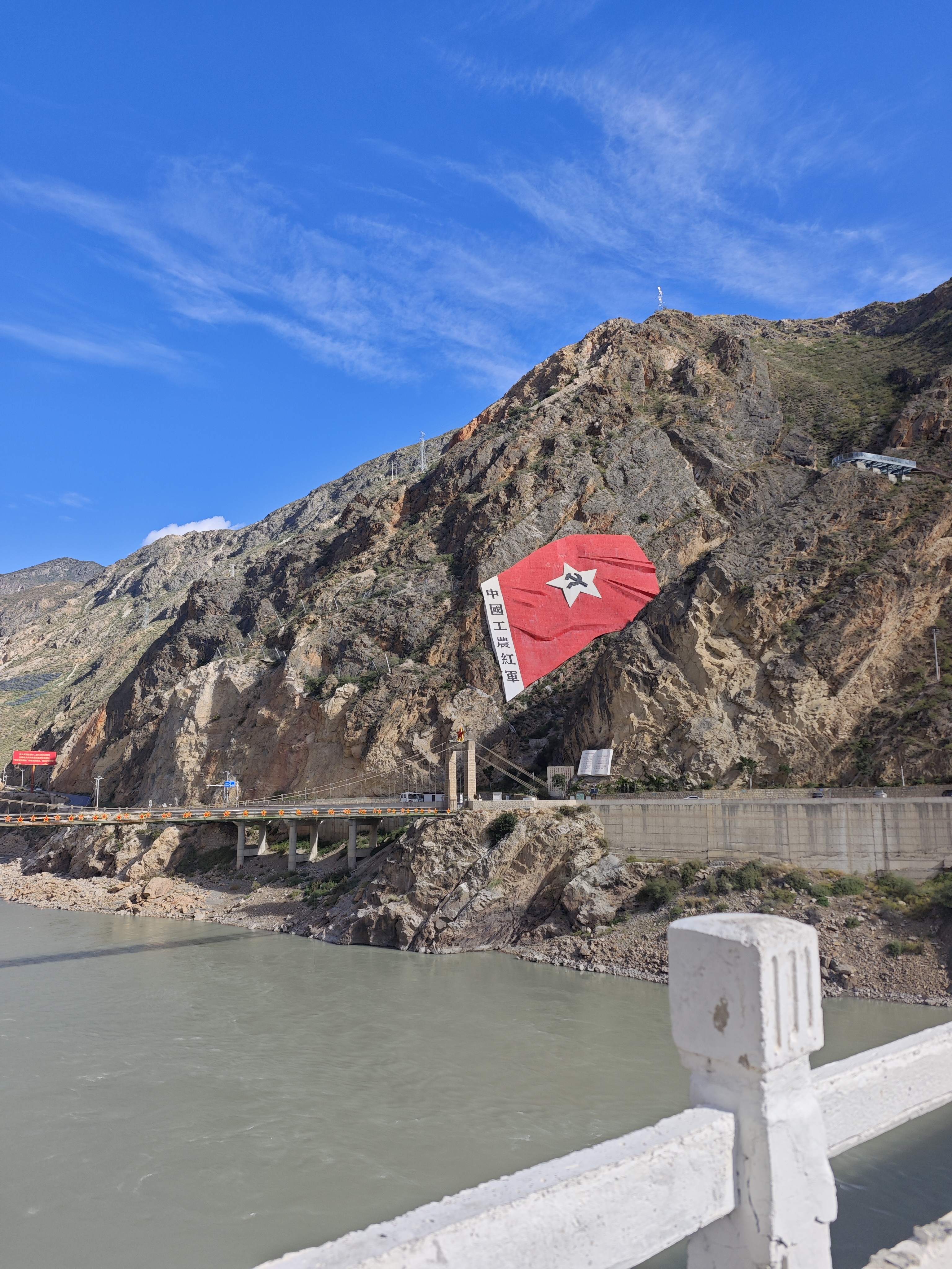 香格里拉到尼农必经:金沙江大拐弯,缅怀先烈的同时别忘拍全景